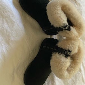 Ramona style Toddler girls UGG boots Size 7! Worn twice! Pet/Smoke free home.